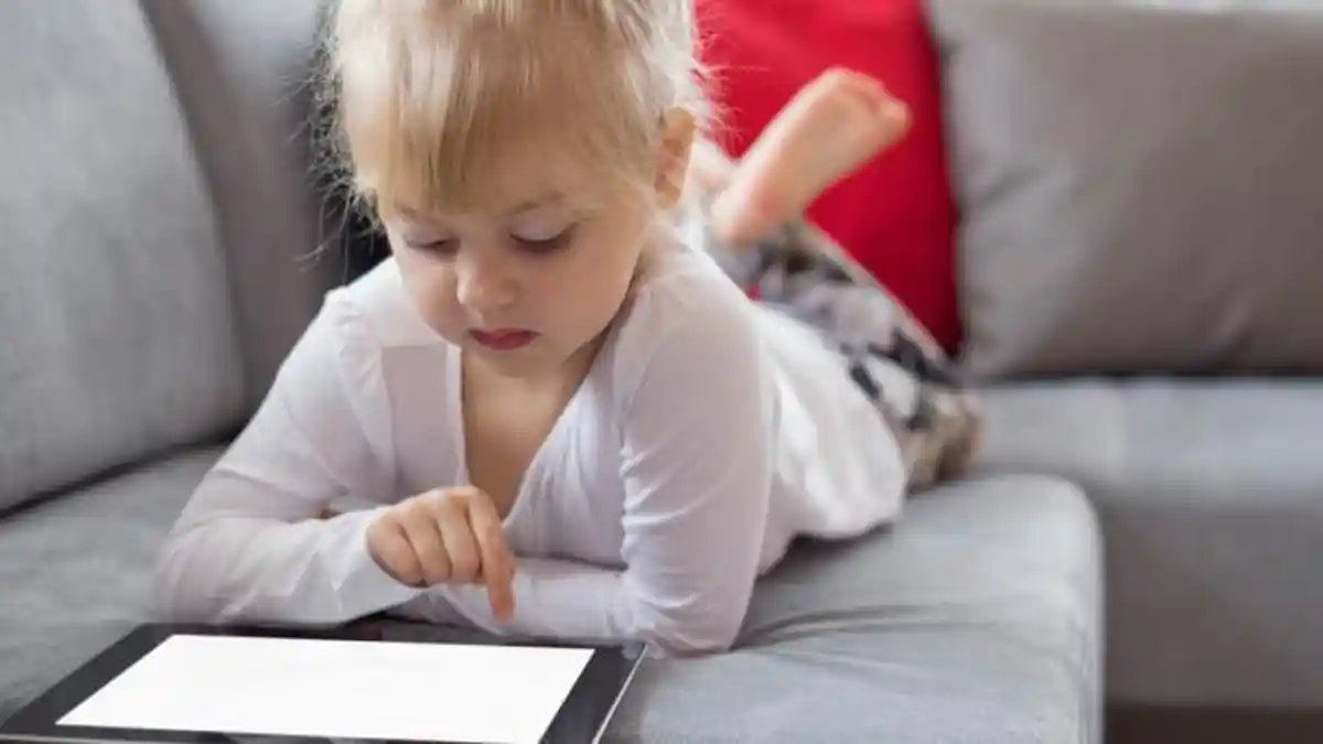Anak Terlalu Lama Menatap Layar Gadget, Awas Sakit Kepala, Ini Trik Mengatasinya