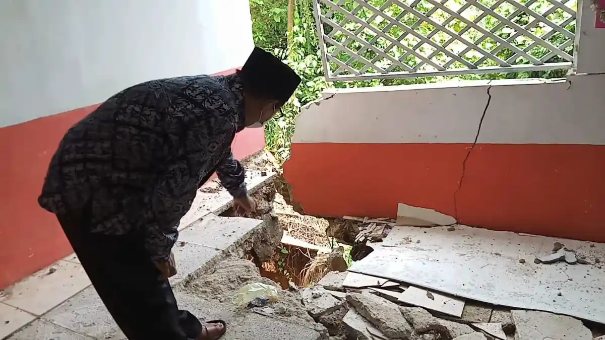 Awalnya Dinding 3 Ruang Kelas di Cikulur Lebak Retak-retak, Kemudian Ambruk Diterjang Longsor