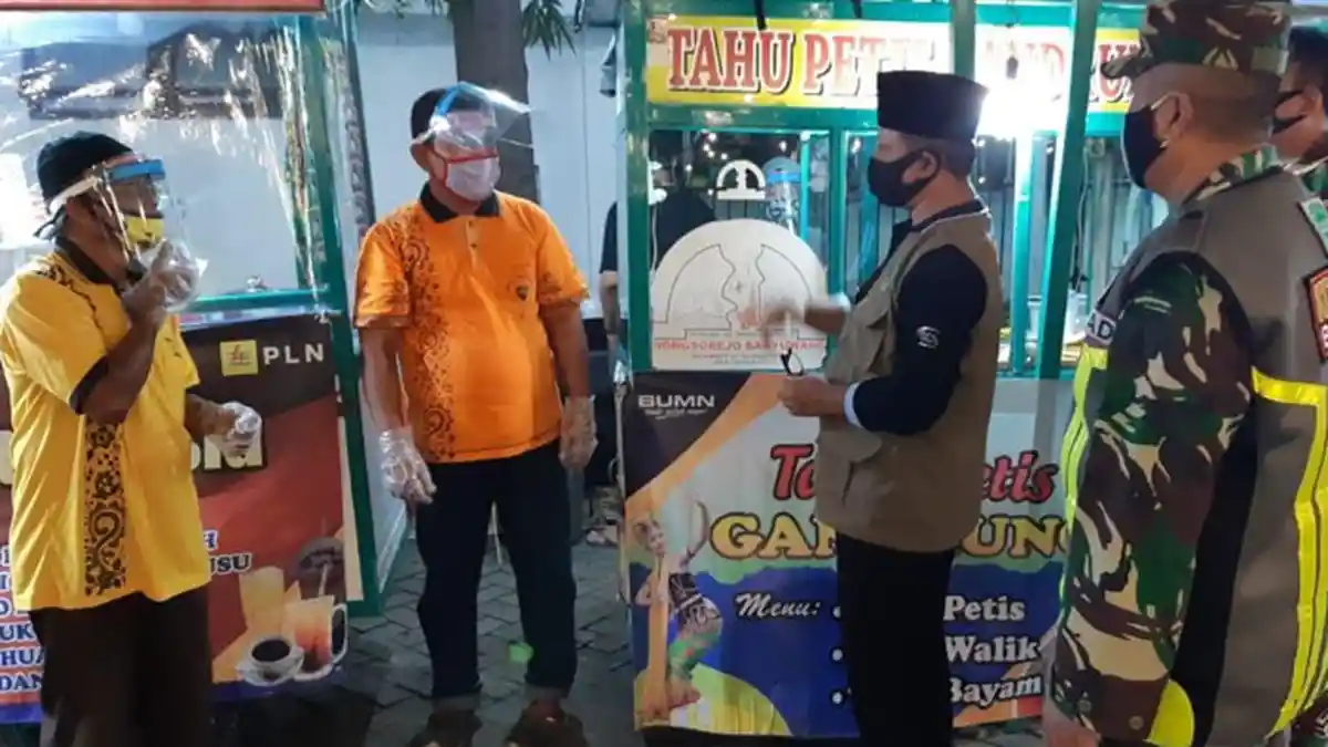 Simulasi New Normal di Sentra Kuliner, Pemkab Banyuwangi Pantau Pelayan hingga Juru Masak
