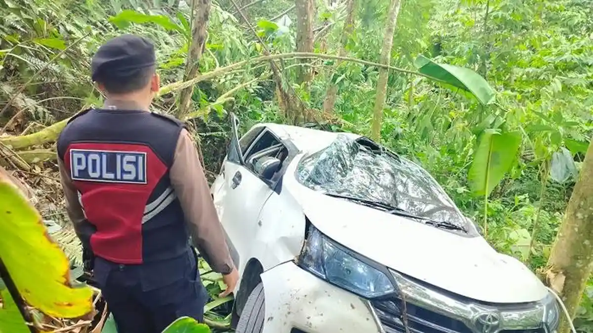 Mobil Avanza Jatuh ke Jurang di Gunung Salak, Satu Orang Luka