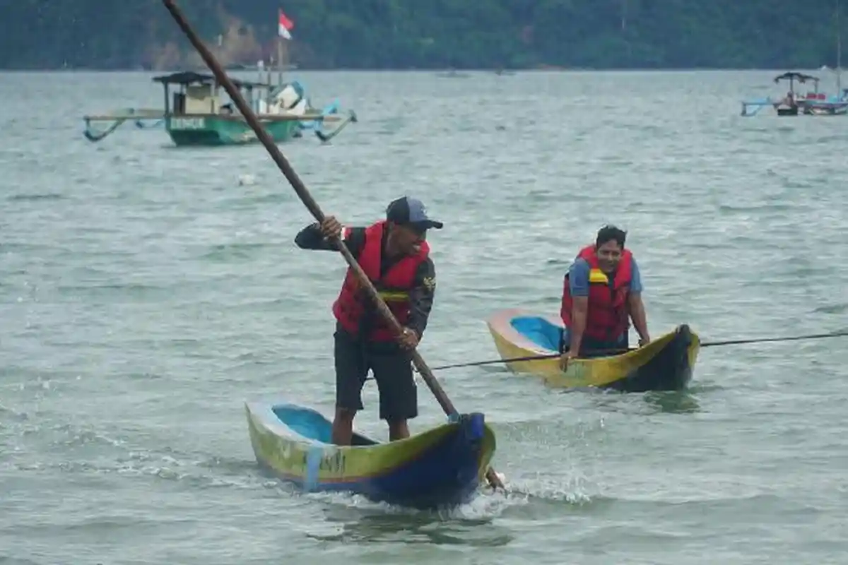 Sengitnya Lomba Perahu Kunting di Trenggalek, Nelayan Adu Tangguh Lawan Ombak Teluk Prigi