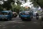 Angkutan-Kota-Malang-melintas-di-Jalan-A-Yani.jpg