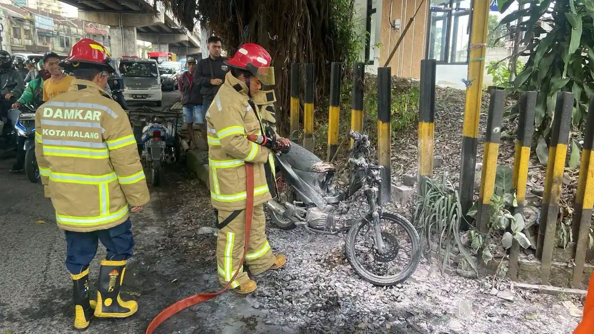 Sepeda Motor Mendadak Terbakar di Jalan Kolonel Sugiono Kota Malang, Pengguna Jalan Panik