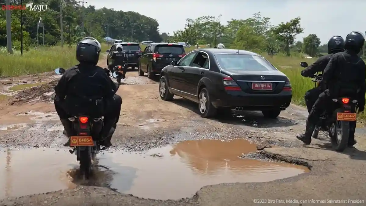 Pemda Lampung Kegocek, Jokowi Malah Lalui Jalan Rusak, Bukan yang Diperbaiki Mendadak