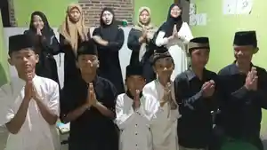 Para-santri-yang-mengaji-bersama-guru-ngaji-Diah-Artika-Nabila.jpg