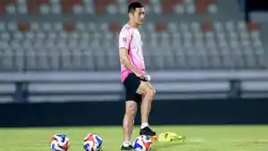 Pelatih-Fisik-Persebaya-Shin-Sang-Gyu-dalam-sesi-latihan-tim-Shin-Sang-Gyu-menyiapkan.jpg