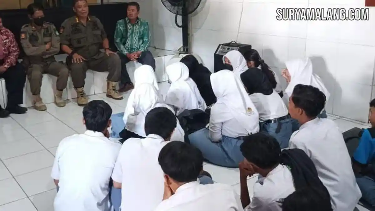 Satpol PP Sidoarjo Angkut Siswi Berjilbab Nongkrong Bareng saat Jam Belajar