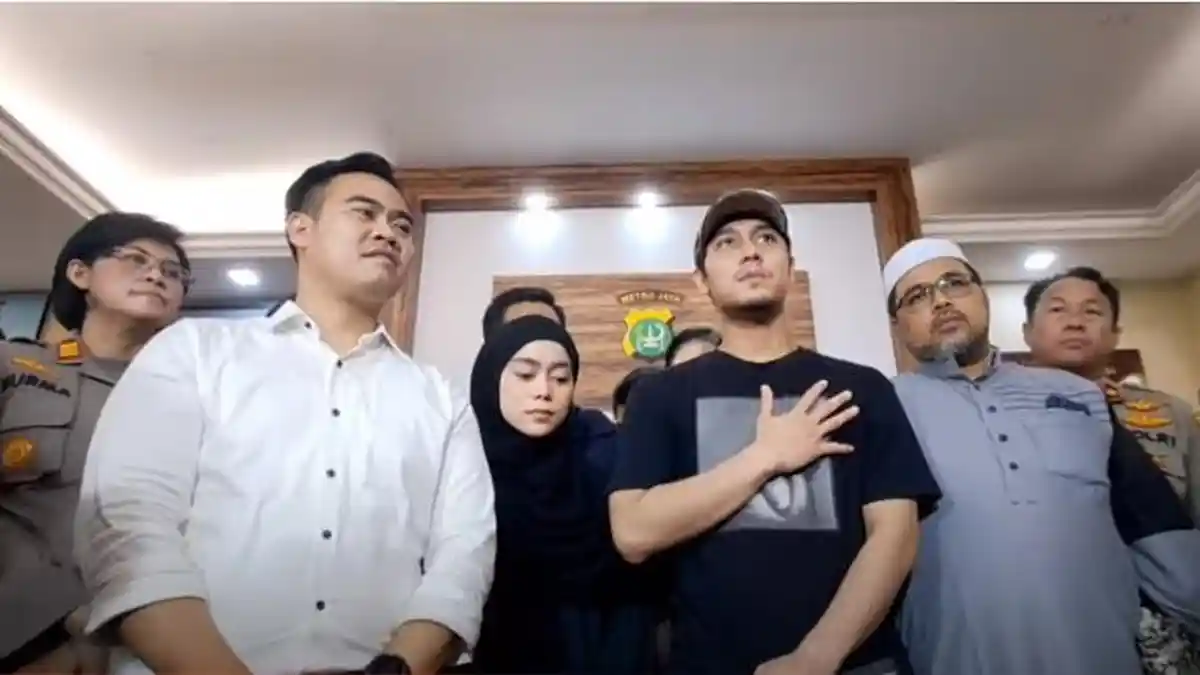 Sambil Rangkul Lesti Kejora, Status Tersangka Rizky Billar Selesai