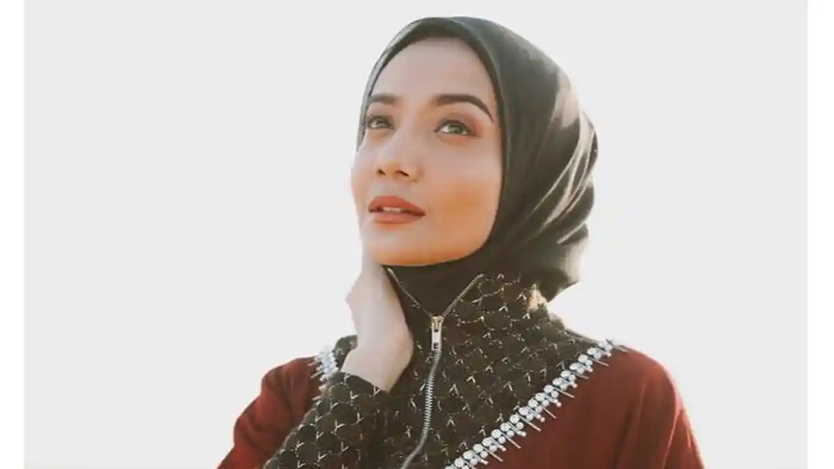 Zaskia Sungkar Pakai Sling Bag dari Rotan Terlihat Anak Muda Banget, Tapi Lihat Harganya, Wajar Ga?