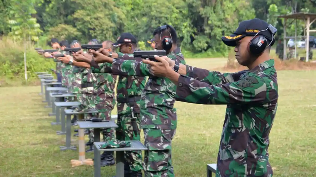 Seluruh Personel Lanud Roesmin Nurjadin Ikuti Latihan Menembak