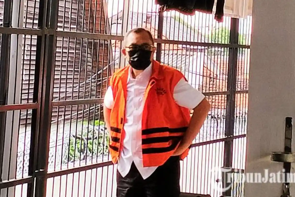 Dipindah ke Rutan Kejati Jatim, Sahat Tua Simanjuntak Pasang Gaya Tolak Pinggang