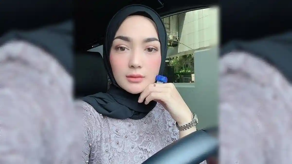Imel Putri Cahyati Sedang Kasmaran, Mantan Istri Sirajuddin Kini Dipepet Pria Bule