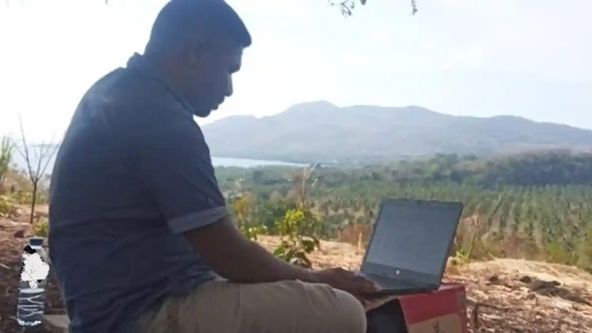 Demi Sinyal Internet, Guru di Flores Ini Harus Tempuh 15 Km Menuju Bukit
