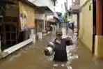 Melintasi Banjir di Kampung Melayu