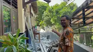 Ambruk-Kondisi-sosoran-atap-teras-lantai-dua-SDN-Kutorejo-2-Tuban-yang-ambruk.jpg