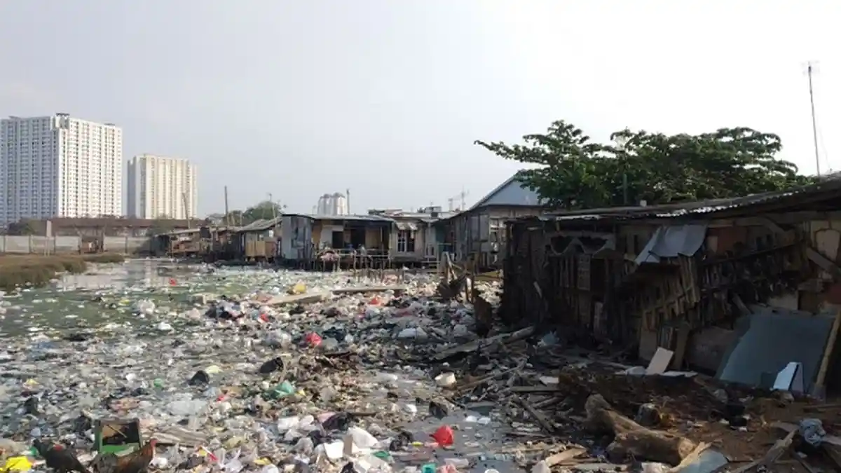Menyusuri Gang-gang Sempit Penuh Sampah di Kampung Bengek