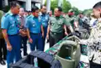 panglima-tni-mengecek-perlengkapan-operasi-dalam-negeri-2024_20240111_190756.jpg