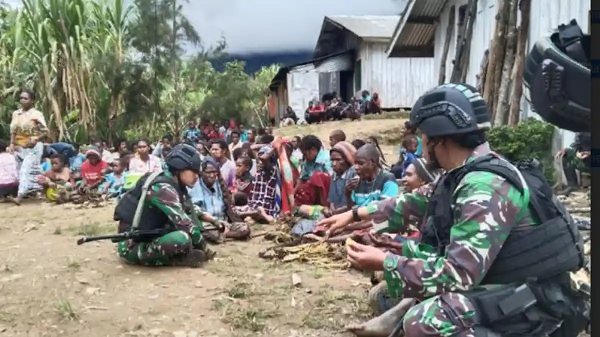 Jalin Kebersamaan, Prajurit Raider 114/SM Gelar Tradisi Bakar Batu Bersama Warga Papua