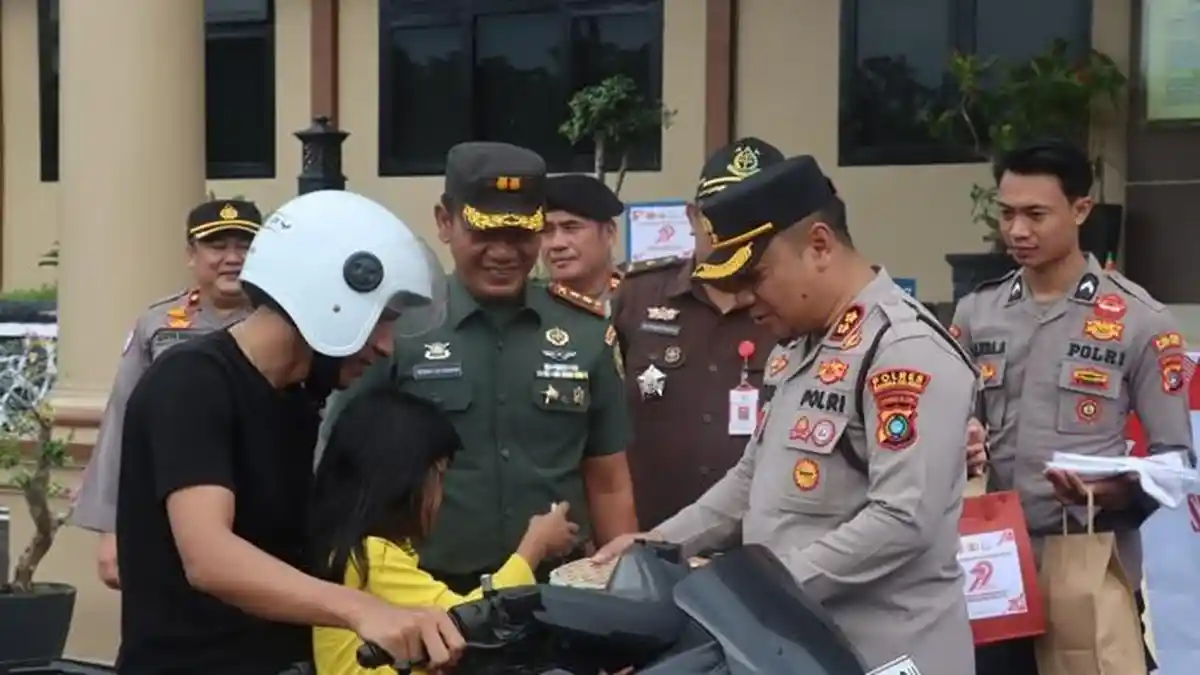 Polres Bangka Selatan Bagikan Helm Gratis
