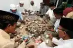 Menghitung Uang Kotak Amal