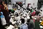 Menag RI dan IWAPI Beri Santunan Kepada Anak Yatim dan Dhuafa