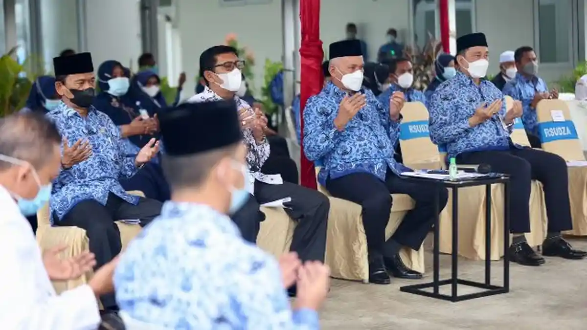 Zikir dan Doa Menggema di Area Pinere RSUDZA, Nakes Hingga Spesialis Paru Berurai Air Mata