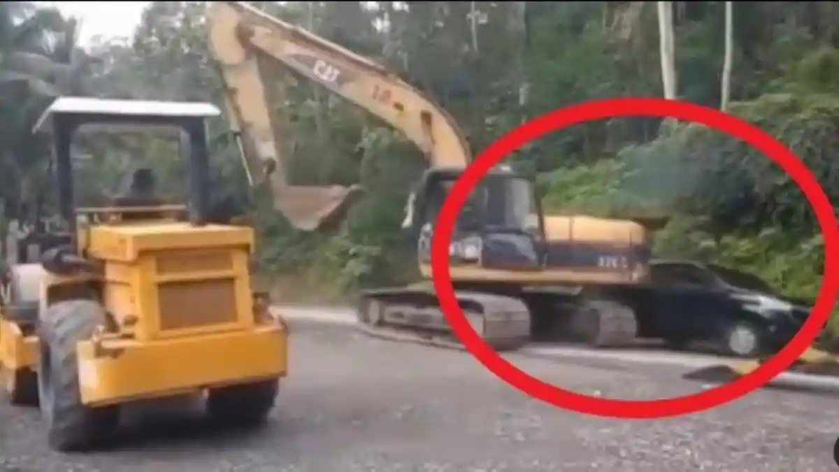 Viral Detik-detik Excavator Senggol Mobil hingga Ringsek, Netizen Bingung Siapa yang Salah