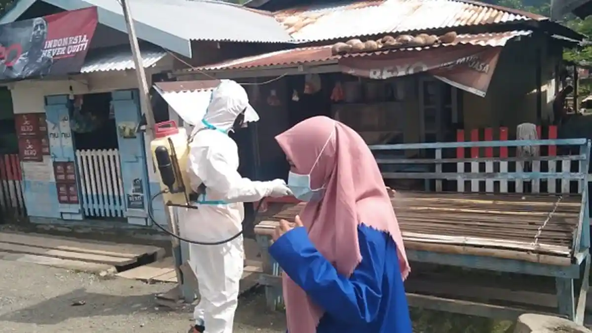 Polsek Balantak Gandeng Mahasiswa KKN Semprot Disinfektan di Wilayah Balantak Utara