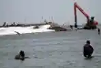 Alat Berat Sedang Mengerjakan Reklamasi Pantai Ancol