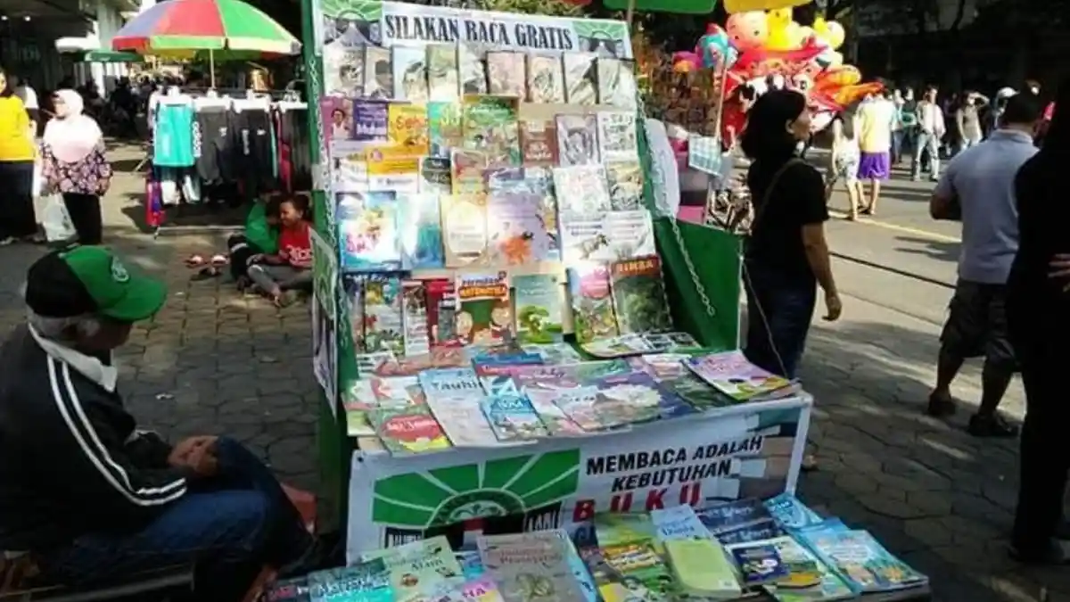 Niat Beli Buku Milik Si Mbah Ini Malah Berubah Jadi Rasa Haru