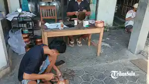 Perajin-tembaga-Tumang-tengah-membuat-kerajinan-tangan-Jumat-5620262.jpg