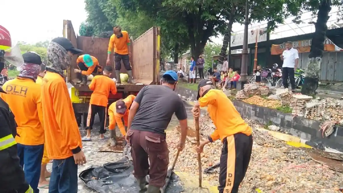 Penampakan Ribuan Telur Ayam Tumpah Ruah dan Pecah, Cairannya Penuhi Jalanan Protokol Sukoharjo