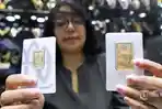 jakarta/pemilik-toko-emas-menunjukkan-emas-batangan-yang-dijual-di-tokonya.jpg