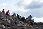 Lava Pijar Erupsi Gunung Berapi Jadi Tontonan di Islandia