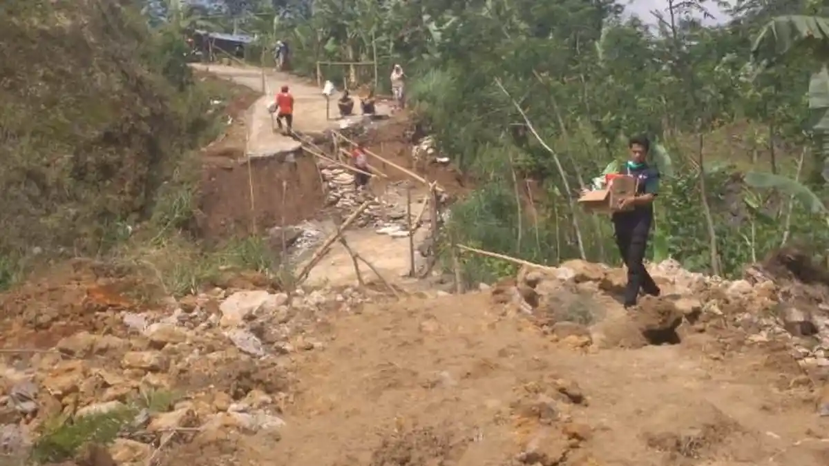 Jalur Bantar-Suwidak Wanayasa Banjarnegara Longsor, Penyaluran Logistik Korban Longsor Tersendat