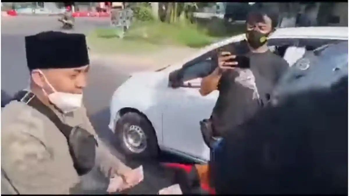 Ustaz Ujang Bustomi Bagi-bagi Uang di Cirebon, Sehari Keluar Rp 100 Juta dari Kantong Pribadi