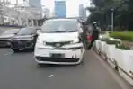 Kecelakaan Mobil Menabrak Pembatas Jalur Sepeda