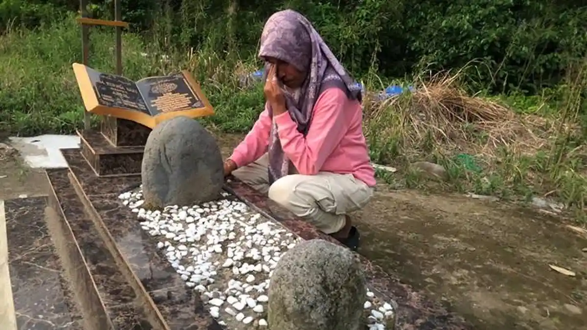 "In Dragon Dihukum Mati, Nak" Ibu Gadis Penjual Gorengan Padang Pariaman Menangis di Makam Anaknya