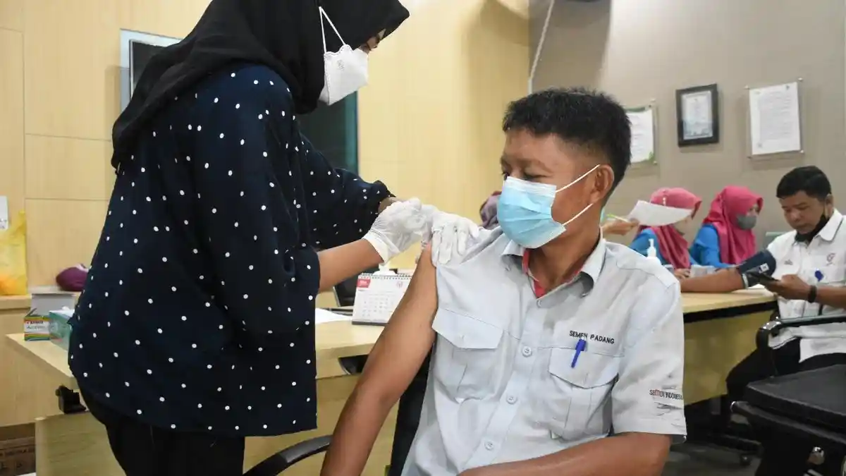 Semen Padang Kembali Fasilitasi Karyawan Vaksin Booster