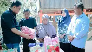 Bupati-Barru-H-Suardi-Saleh-menyalurkan-bantuan000.jpg