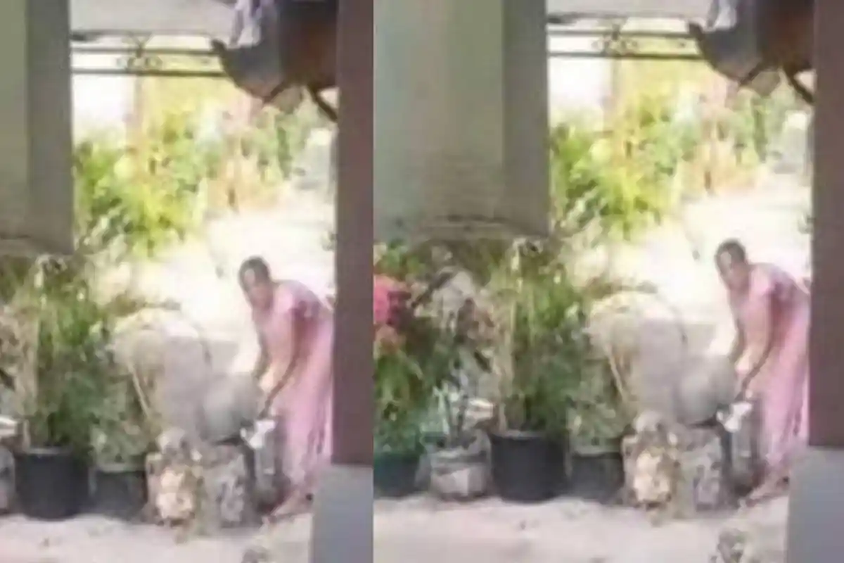 Tampang Emak-emak Tutup Jalan Rumah Warga Demi Parkir Mobil Anak, Pihak RT RW Sudah Tahu & Melarang