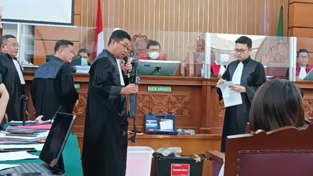 Dalam Sidang, Jaksa Tunjukkan Beberapa Senjata Api yang Jadi Barang Bukti Tewasnya Brigadir J