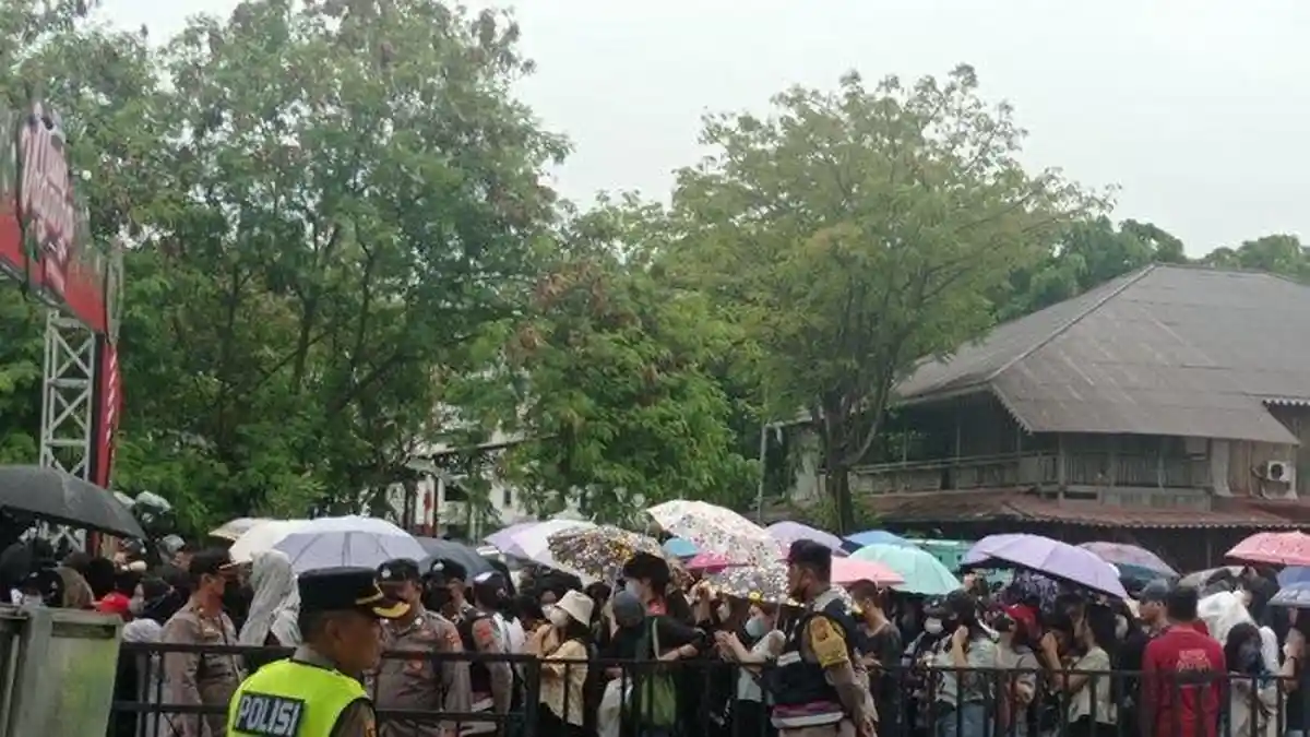 Hujan Tak Menghentikan Animo Warga Manado Datangi Lokasi Konser Secret Number