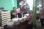 Aktivitas-jual-beli-beras-di-Pasar-Rebo-Purwakarta-Rabu-562026-Har.jpg