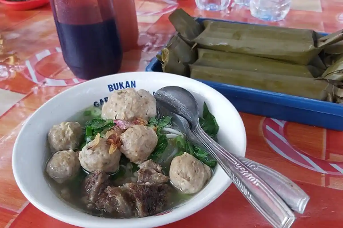 Wisata ke Pantai Pulo Kodok? Jangan Lewatkan Bakso Apung Pak Yadi. Baksonya Empuk, Berlimpah Tetelan