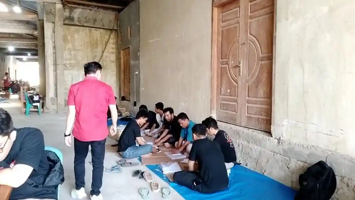 KPU Buton Selatan Sultra Libatkan 87 Orang Lipat Kertas Suara Pemilu 2024, Capai 335.220 Lembar