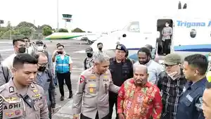 Transit-Lukas-Enembe-Berjalan-Aman-di-Bandara-Manado-Kapolda-Kondisinya-Sehat.jpg