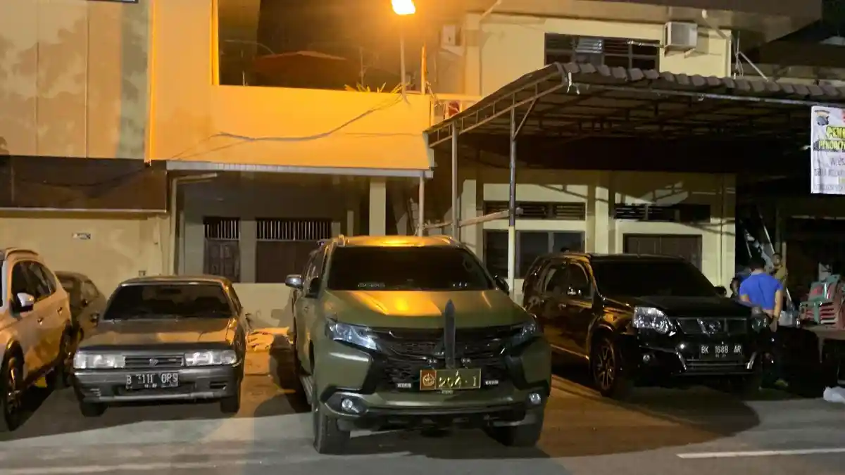 Pejabat Pemilik Mobil Dinas TNI Logo Bintang 1, Datangi  Polrestabes Usai Gerebek Barak Narkoba
