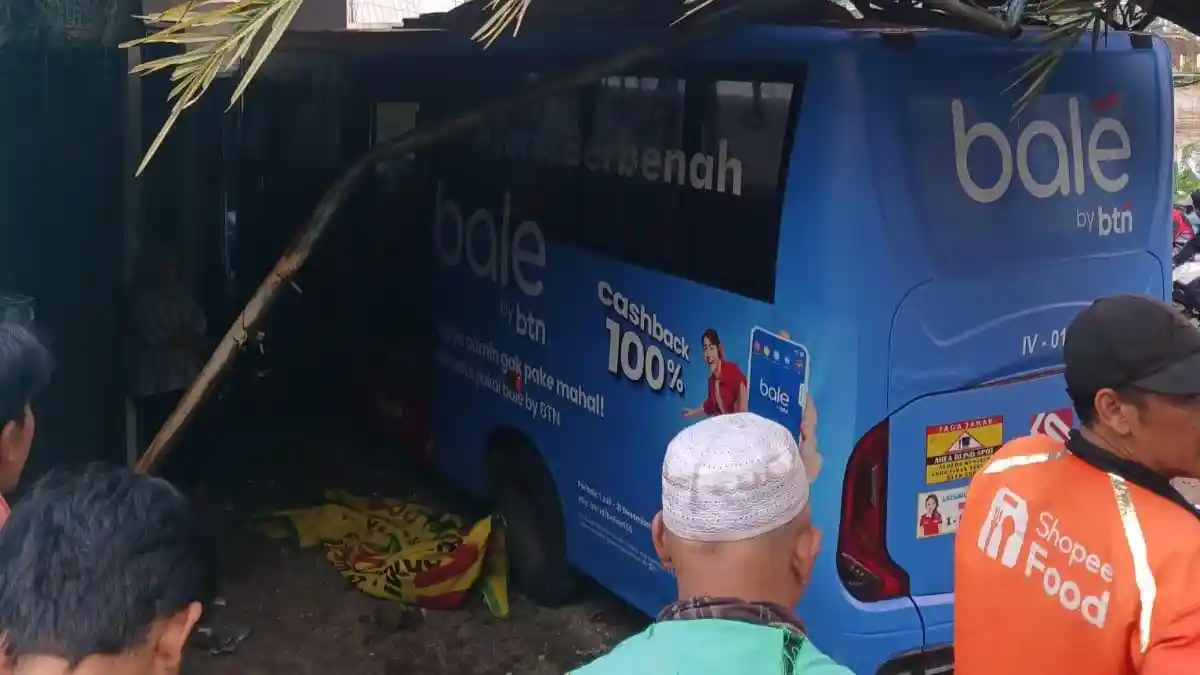 Bus Trans Semarang Ngeblong Tabrak Ruko di Mijen