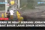 Aksi-Nekat-Emak-emak-Seberangi-Jembatan-saat-Banjir-Lahar-Dingin-Semeru.jpg